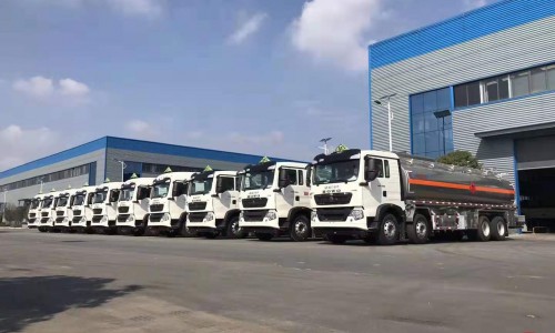 后雙橋油罐車批量發(fā)車風(fēng)采展示 后雙橋油罐車批量發(fā)車風(fēng)采展示