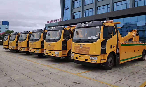 定制的6臺(tái)程力公交專用清障車 定制的6臺(tái)程力公交專用清障車